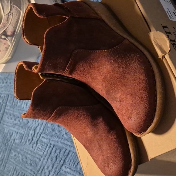 NIB Born Dark Red Viv Ankle Boot Sz 39-40 Sz 9 - Picture 3 of 8